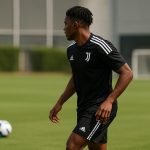 Loïs Openda in Juventus-context tijdens een training, zonder herkenbare gezichten
