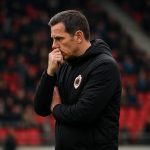 Joseph Oosting langs de zijlijn bij Royal Antwerp FC tijdens een wedstrijd