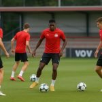 Jonge PSV-spelers tijdens een training op het complex in Eindhoven