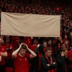 Virgil van Dijk in het stadion van Liverpool tijdens een wedstrijd op Anfield