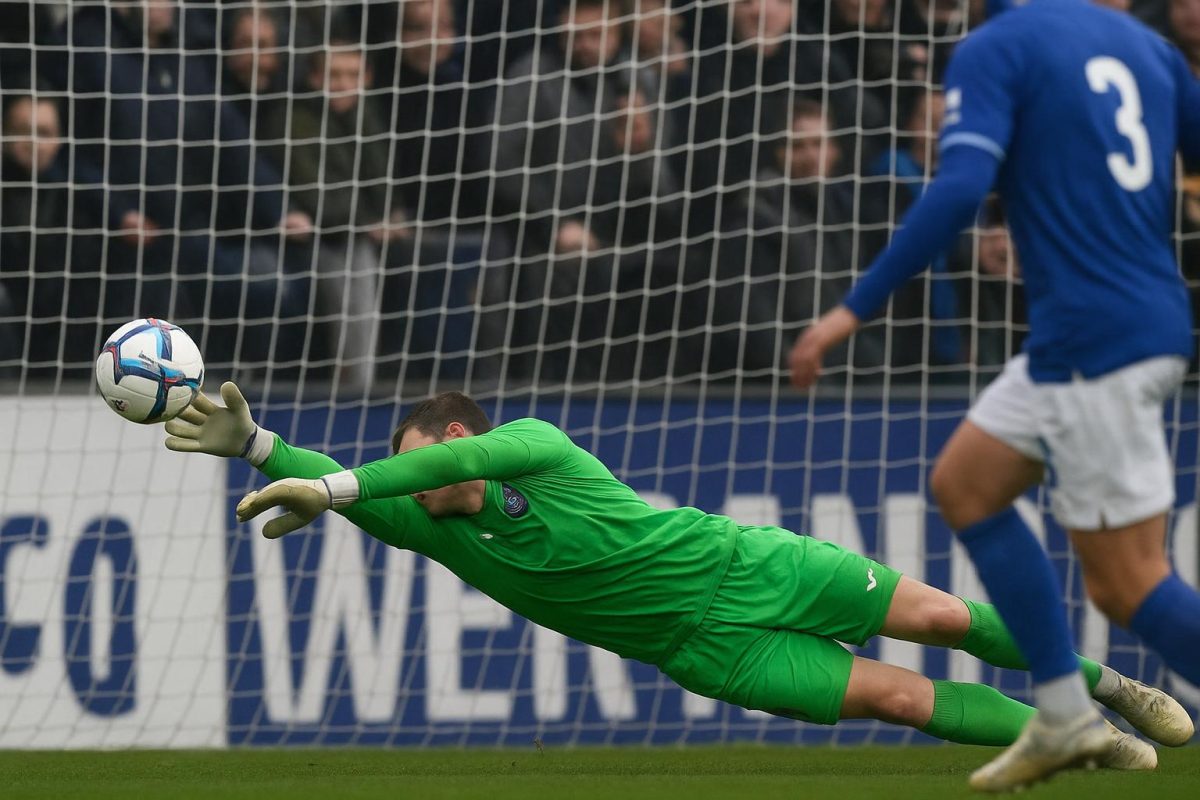 Een doelman van RSC Anderlecht in actie tijdens de wedstrijd tegen KAA Gent