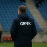 Coach van KRC Genk langs de zijlijn in de Cegeka Arena tijdens een wedstrijdmoment