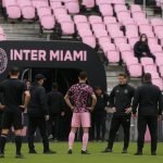 Stadionomgeving van Inter Miami in Miami, met clubkleuren op de achtergrond