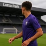 Sfeerbeeld van een training van Anderlecht met focus op een jonge middenvelder, zonder herkenbare gezichten