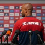 Vincent Kompany tijdens een persmoment als trainer van Bayern München