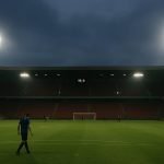 Sfeershot van een Belgisch eersteklassestadion tijdens een wedstrijdavond
