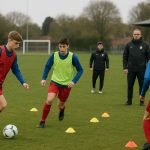 Jeugdspelers op een provinciaal trainingsveld tijdens een oefensessie