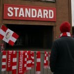 Transfersfeer rond Standard Luik met rood-witte clubkleuren aan het stadion