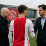 Jorthy Mokio in Ajax-context tijdens een moment rond zijn contractverlenging in Amsterdam