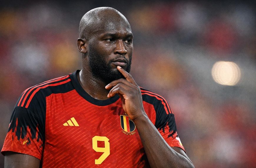 Romelu Lukaku in shirt van de Rode Duivels tijdens een interland