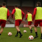Spelers van KV Kortrijk op training met focus en intensiteit, zonder herkenbare gezichten
