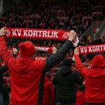 Supporters van KV Kortrijk zorgen voor sfeer met clubkleuren in het stadion