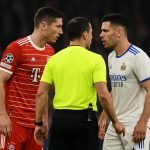 Spelers van Bayern München en Real Madrid in discussie tijdens een verhitte fase op het veld.