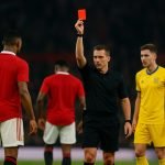 Spelmoment in Manchester United tegen Leeds United na een VAR-ingreep en een rode kaart.
