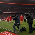 Allianz Arena met supportersdrukte langs de boarding, zonder herkenbare gezichten