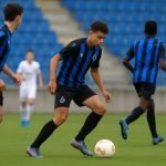 Spelers van Club Brugge vieren op het veld tijdens een Youth League-wedstrijd in Lausanne