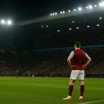Sfeershot in een Engels stadion, passend bij de Europa League-context rond Aston Villa.