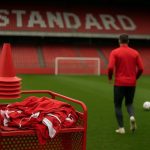 Marc Wilmots bij Standard Luik in een trainingscontext, met focus op contractdossiers richting volgend seizoen.