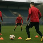Trainingssituatie bij de Rode Duivels met focus op een spits en de bal, zonder herkenbare gezichten