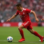 Michael Olise in actie voor Bayern München tijdens een wedstrijd