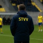 Wouter Vrancken coacht STVV langs de zijlijn tijdens een play-offwedstrijd.