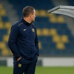 Wouter Vrancken, trainer van STVV, langs de zijlijn op Stayen