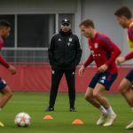 Vincent Kompany als trainer van Bayern München tijdens een training op het veld