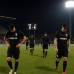 Spelers van RWDM in een stadionomgeving na de nederlaag in Kortrijk