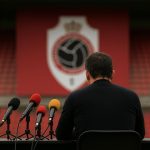 Marc Overmars in een neutrale setting rond voetbalbeleid en transfers