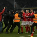 Spelers van Charleroi en Standard Luik staan na het laatste fluitsignaal in discussie op het veld.