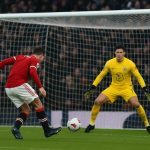Senne Lammens van Manchester United tijdens de match tegen Chelsea, met het doelkader op de achtergrond