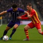 Spelmoment uit RSC Anderlecht tegen KV Mechelen met een flankaanvaller in duel