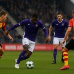 Spelers van RSC Anderlecht op het veld na de wedstrijd tegen KV Mechelen