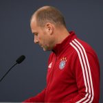 Vincent Kompany in Bayern-context in een stadionomgeving, in aanloop naar een wedstrijd.