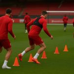 Arne Slot tijdens een trainingsmoment bij Liverpool in aanloop naar een competitiewedstrijd