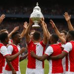 Spelers van AZ Alkmaar vieren de winst van de KNVB-beker in het stadion