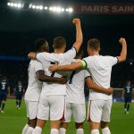 Spelers van Lyon vieren na de stuntzege in het Parc des Princes tegen PSG