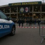 Buitenkant van het Stadio Bentegodi met politieaanwezigheid na een incident