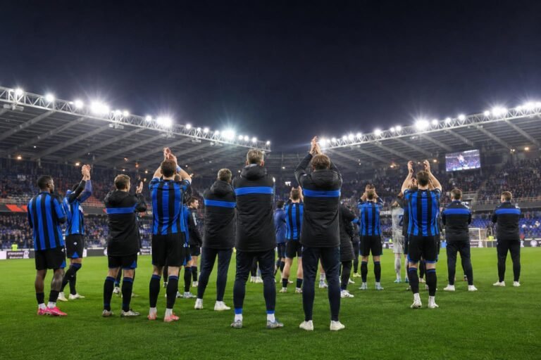 Spelers van Club Brugge vieren na het duel met KAA Gent