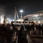 Gespannen supporterssfeer rond een stadion in Turijn voor een derbyavond
