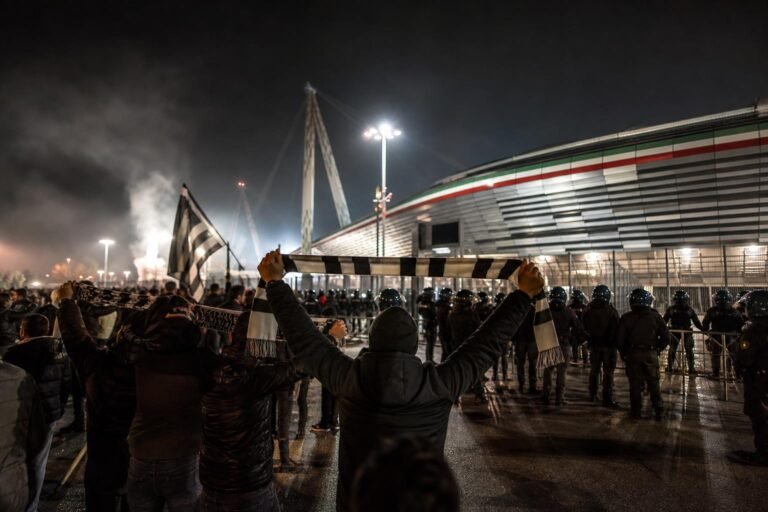 Gespannen supporterssfeer rond een stadion in Turijn voor een derbyavond