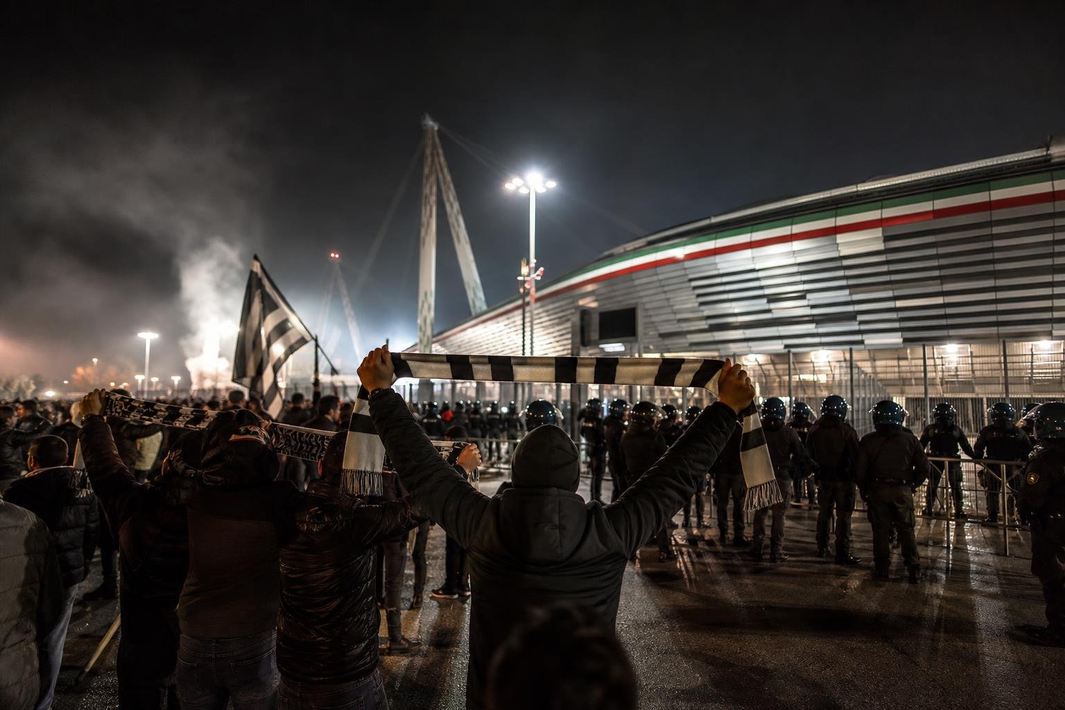Gespannen supporterssfeer rond een stadion in Turijn voor een derbyavond