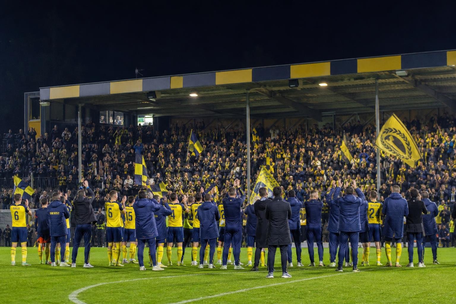 Union-spelers en supporters delen een afscheidsmoment in het Dudenpark