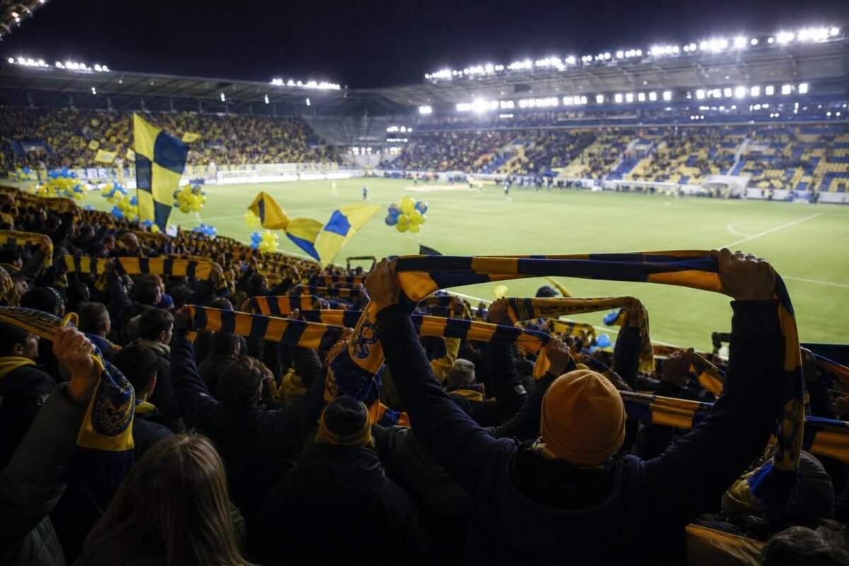 STVV-supporters vieren een warm afscheid na de zege tegen KV Mechelen