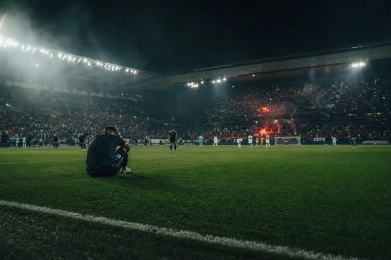 Een Belgisch stadion na een beladen play-offavond met supporters op de achtergrond