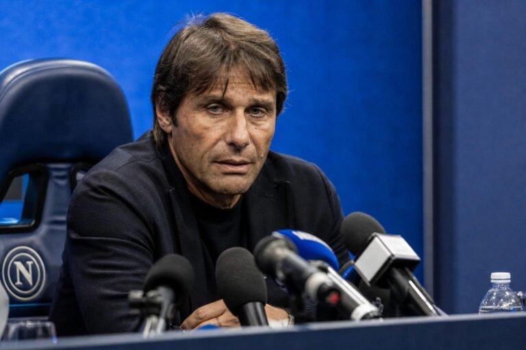 Antonio Conte in een gespannen Napoli-perscontext na zijn aangekondigde vertrek
