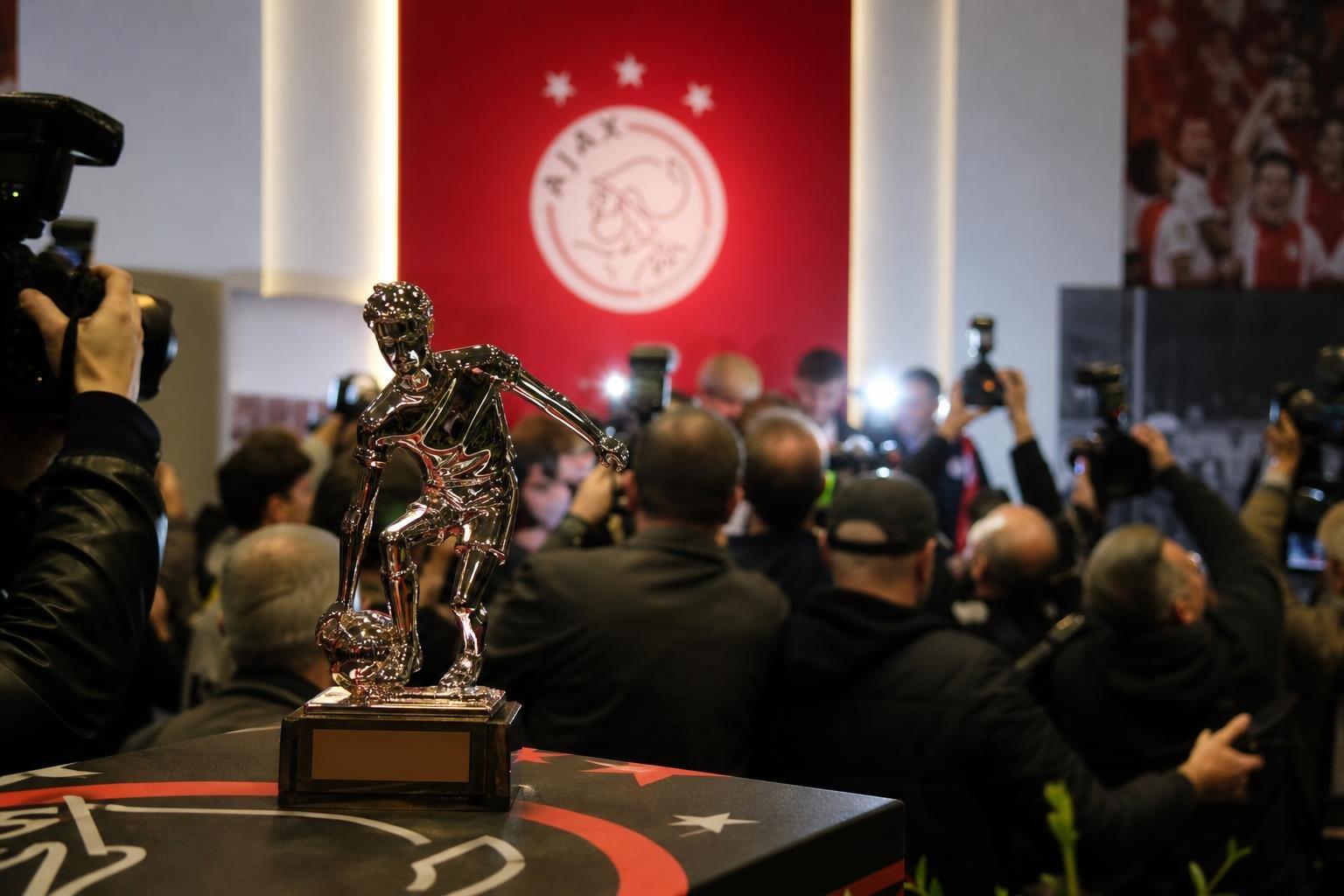 Awardcontext rond Mika Godts bij Ajax zonder herkenbare gezichten