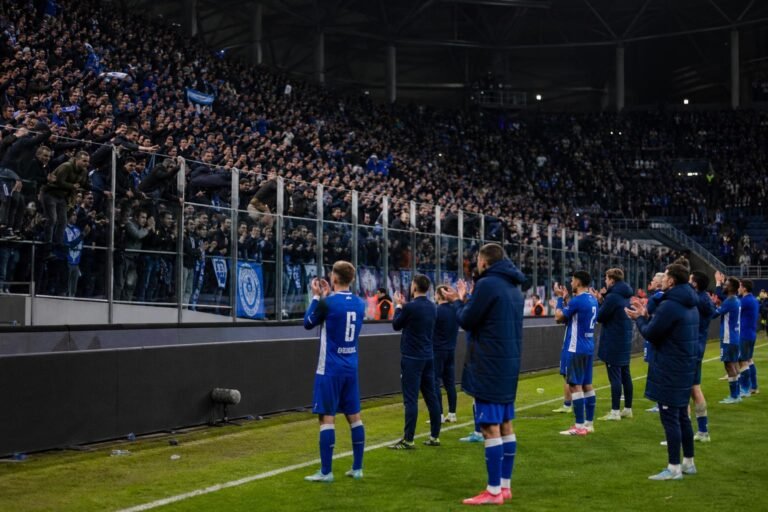 KAA Gent-supporters in een gespannen uitvak na een moeilijke wedstrijd