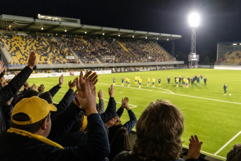 STVV-supporters applaudisseren op Stayen na de ruime zege tegen KV Mechelen