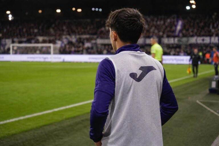 Jong Anderlecht-talent in paars-witte wedstrijdcontext zonder herkenbare gezichten